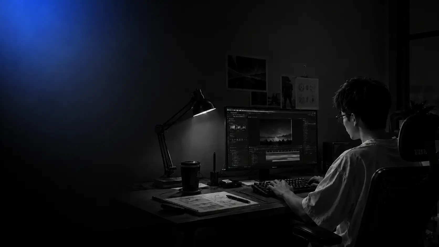 设计师在黑白光影工作室中使用电脑创作
